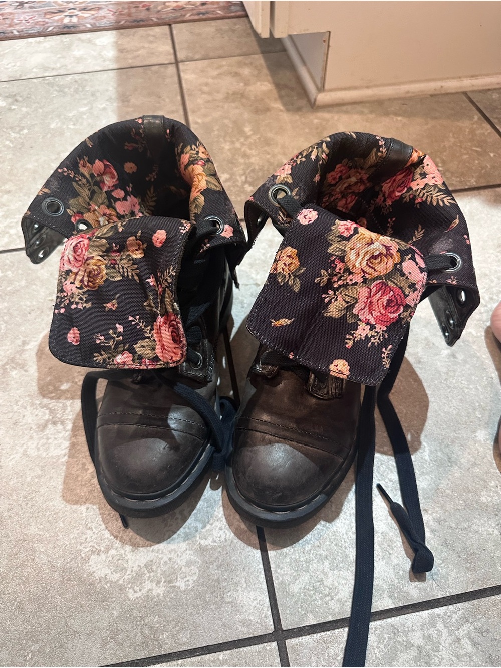 Dr. Martens Triumph 1914 foldover Boots Size 9 brown gray floral - Picture 9 of 10